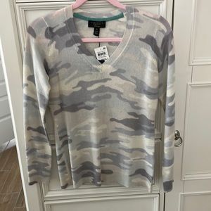 CHARTER CLUB NWT V neck cashmere sweater, light cream camo print